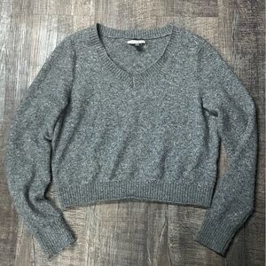 Women’s cropped knit v-neck sweater